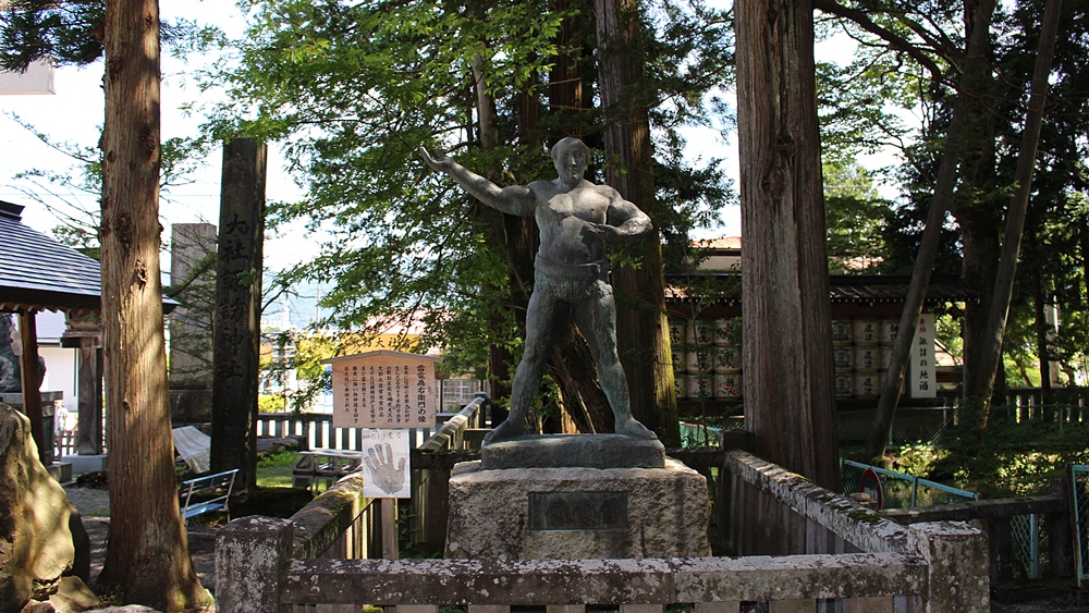 信州出身の力士の雷電為右衛門の像