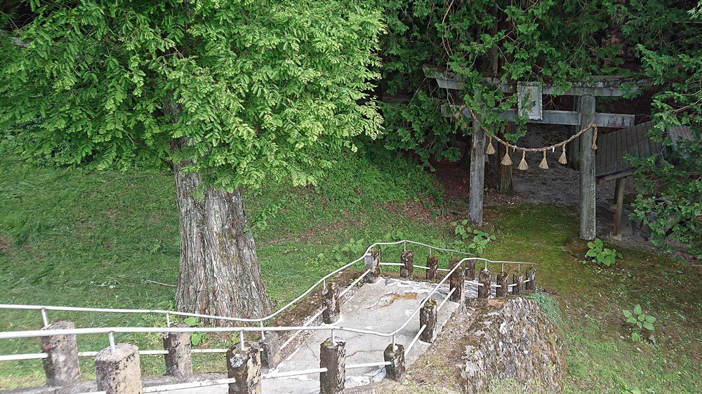 299号線から見下ろす折橋子之神社の入り口