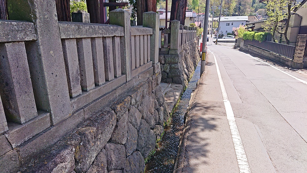 先宮神社境内入口には橋がない
