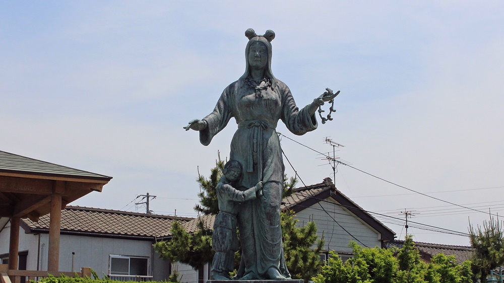 糸魚川海岸海望公園の奴奈川姫とその子建御名方神の像