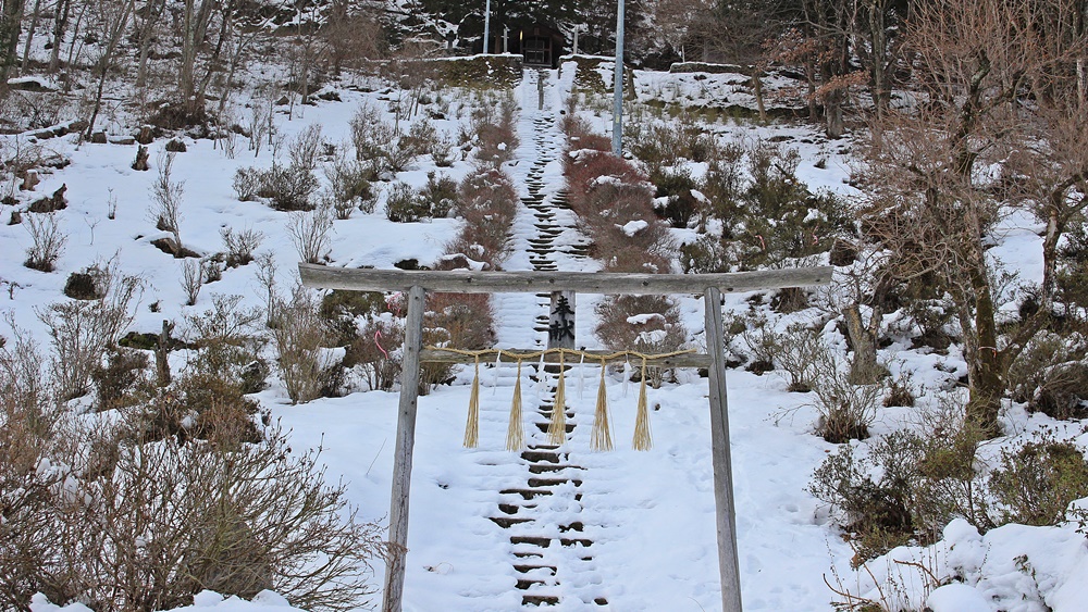 フェンス設置前の積雪後の北斗神社